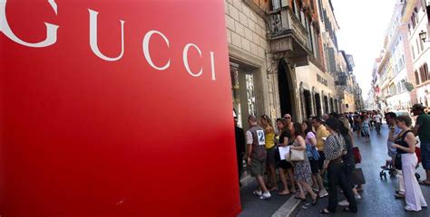 gucci chiude a roma|Gucci lascia Roma e si trasferisce a Milano. Protestano i lavoratori.